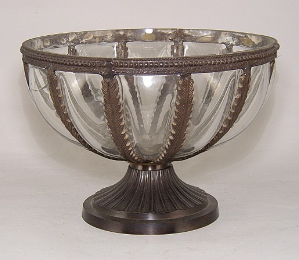 Picture of 10.5"Dx7.5"H  Bowl Glass Poured in Bronze Leaves Metal Frame  Item No.K76083  SOLD AS IS