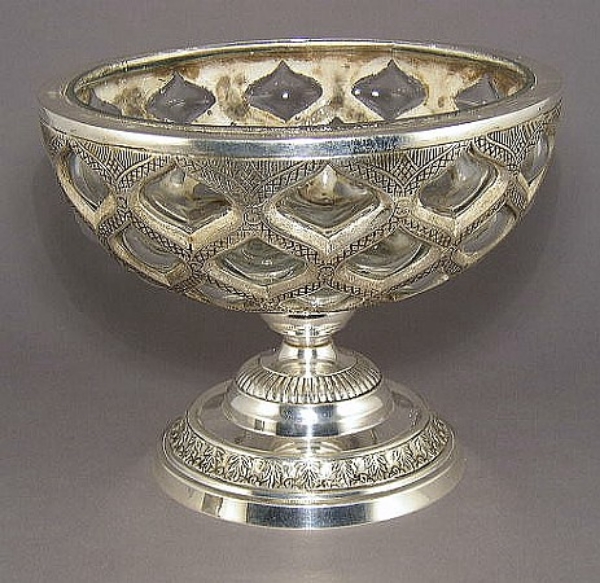 Picture of 11"Dx9"H  Bowl Glass Poured in Silver Mesh Frame on Embossed Base  Item No. K34249