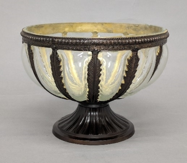 Picture of 8"Dx6"H  Bowl Glass Poured in Bronze Leaves Metal Frame  Item No.K76084  SOLD AS IS
